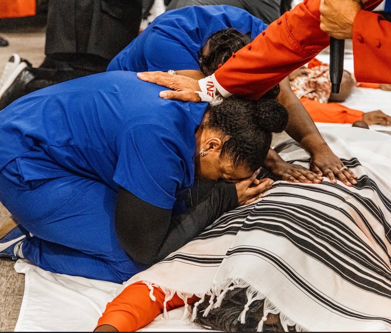 Coach WyKehlia praying with others